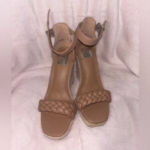 NWOT Dolce Vita Harriet Sz. 7.5 Wedges, Caramel